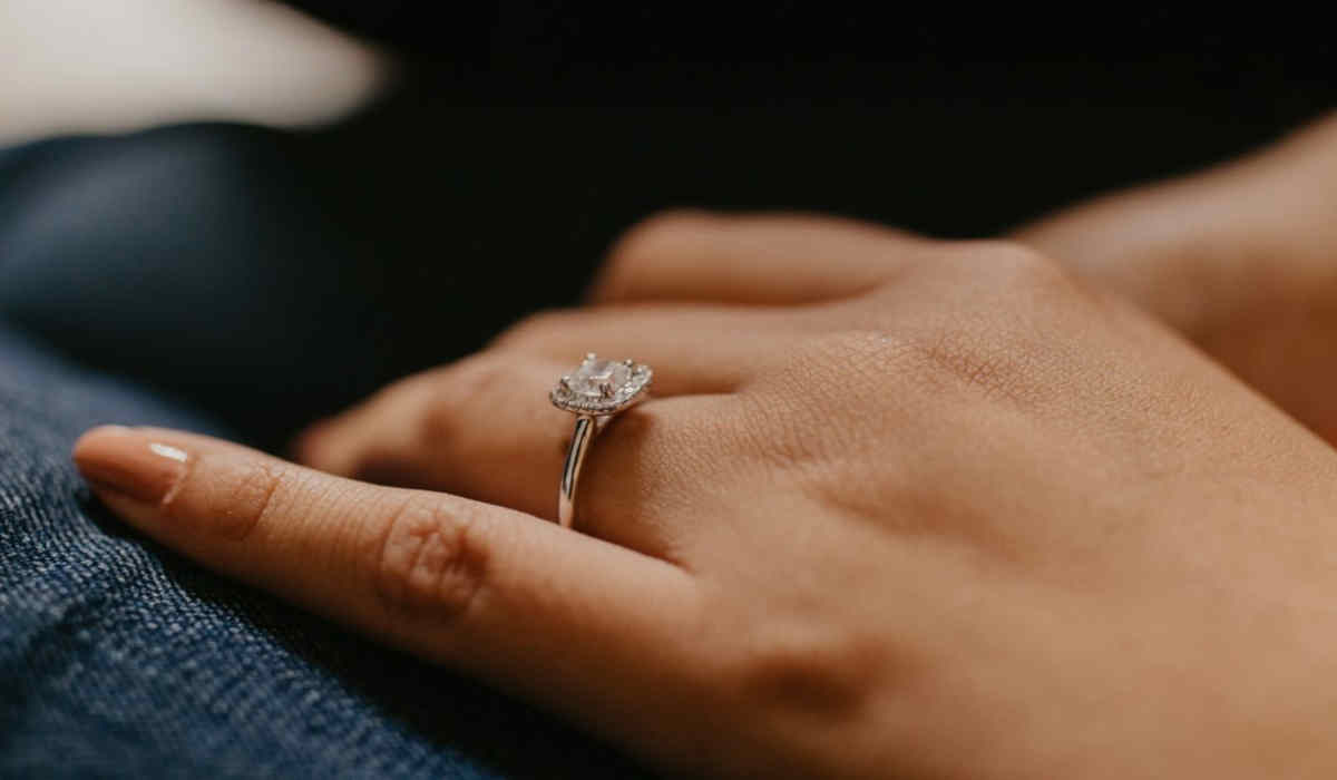 Best diamond shape for square hands and fingers
