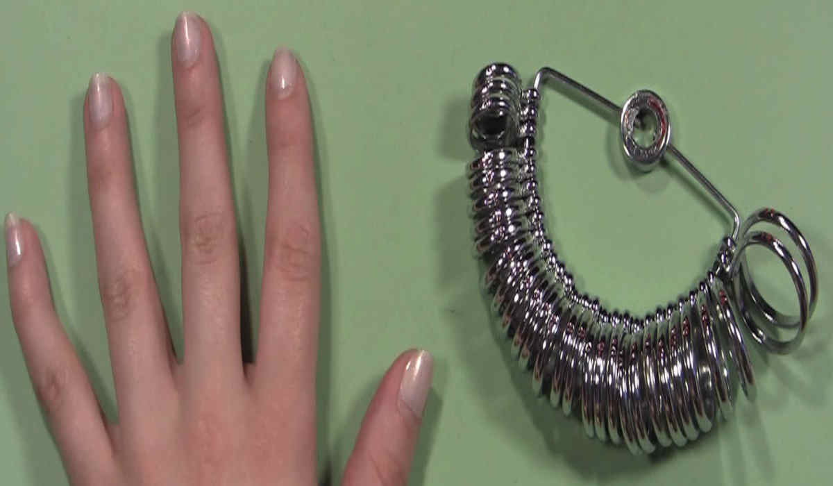 average men's ring finger size
